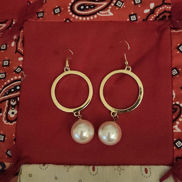 Gold-plated pearl earrings. - Picture 1 of 3